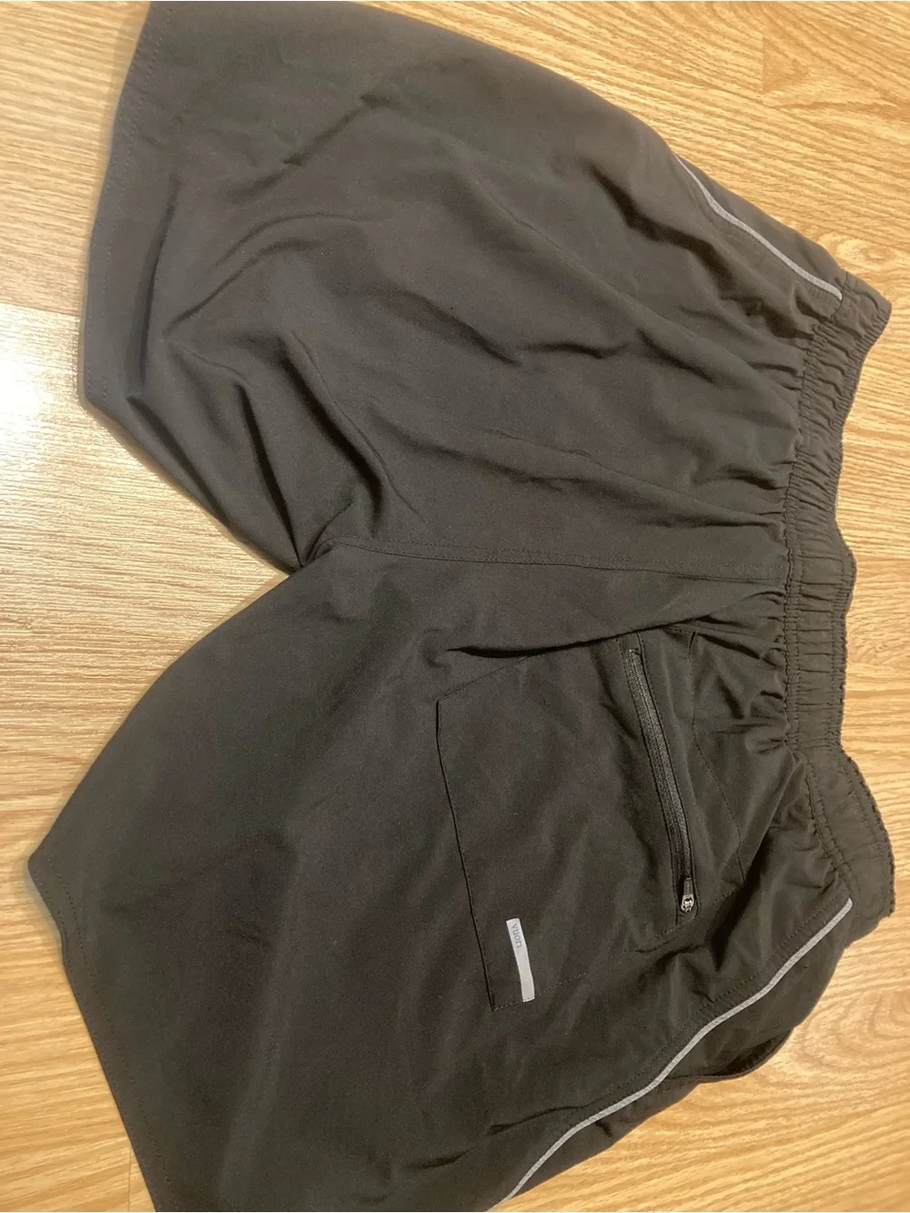 Vuori Men's XL black Trail Shorts